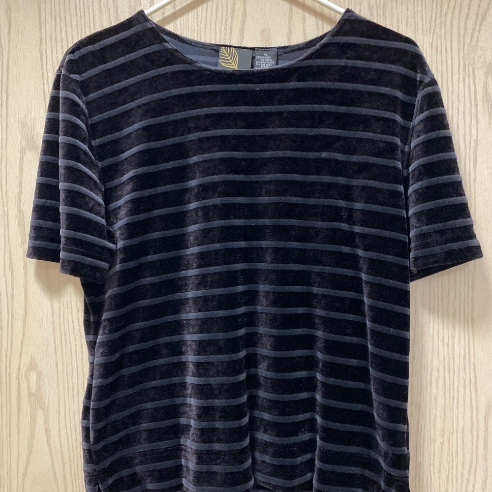 Dana B & Karen Size  Medium Women’s Black Velvet Striped Top